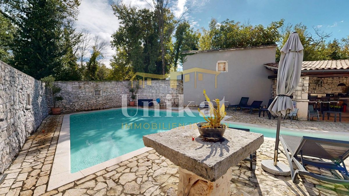 Splendida tenuta con due case in pietra e piscina